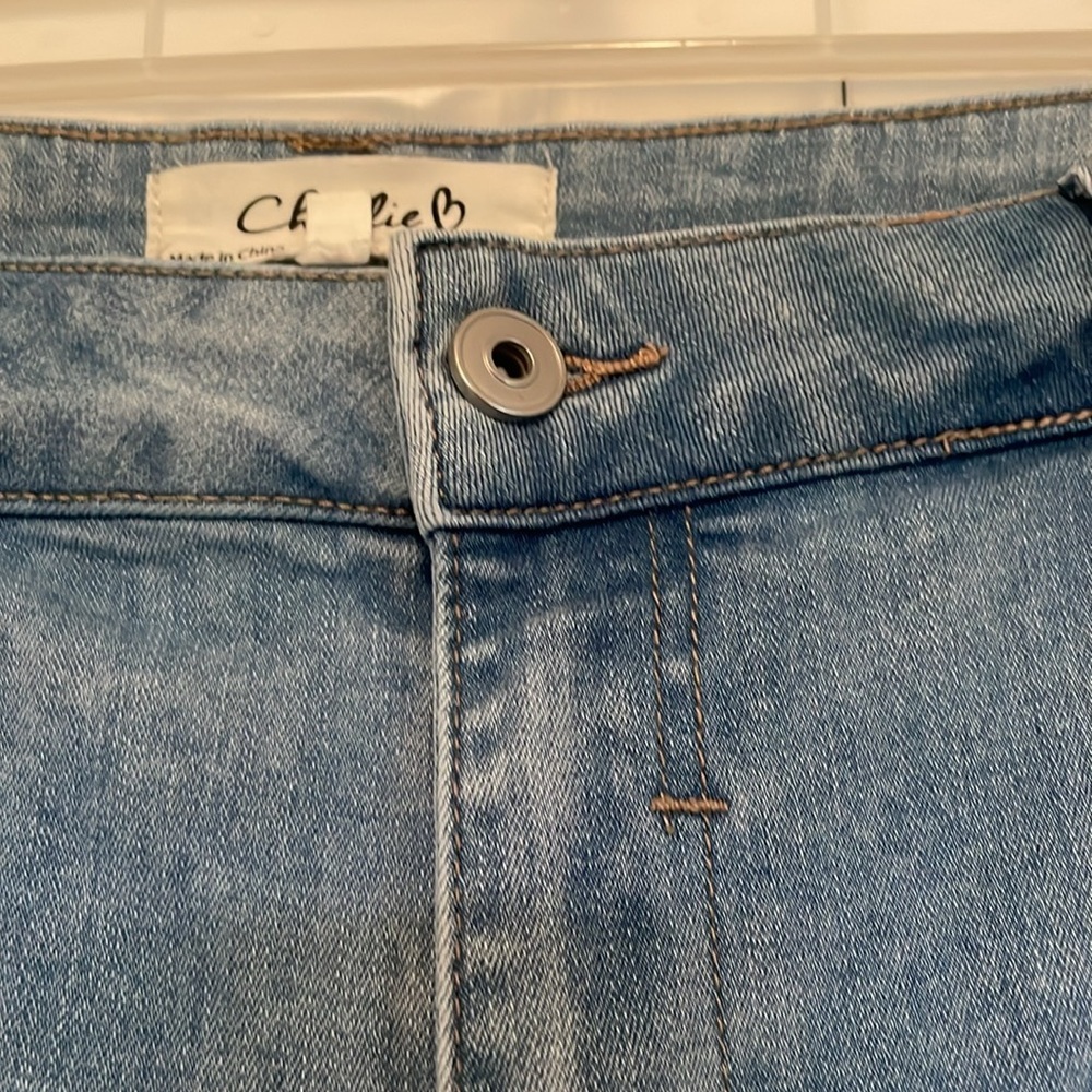 Women’s Sz 12 Charlie faded embroidered jeans. Pink flowers on front denim taper - Picture 4 of 8